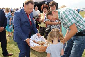 z chlebem do gości dożynkowych wyruszyli mazowieccy samorządowcy