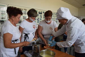 uczestnicy warsztatów  i prowadzący robią sery