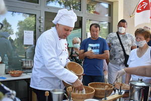 uczestnicy warsztatów  i prowadzący robią sery