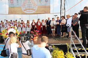 starostowie dożynkowi przekazali chleb z tegorocznych zbiorów marszałkowi województwa mazowieckiego