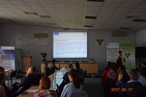 Sala wykładowa ze słuchaczami i wykładowcą