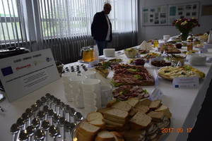 stoły zastawione produktami tradycyjnymi