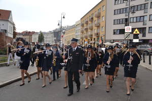 Orkiestra dęta maszerująca ulicami Warszawy